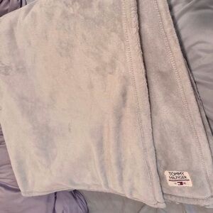 Tommy Hilfiger Blanket Throws King Size Light Gray Ultra-Soft and comfortable